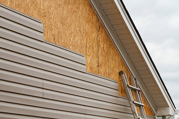 Professional Vinyl Siding technician working in Lewisville, WA